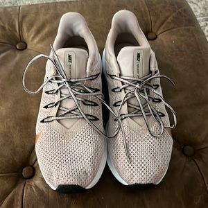 Nike quest 2 women’s shoes 8.5 pink mauve stone